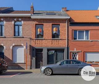 DENDERMONDE - Handelsruimte met ruime tuin en appartement<br />Deze dubbele eigendom is gelegen in een rustige zijstraat van de Noordlaan, op wandelafstand van het centrum van Dendermonde. <br />Dankzij de centrale ligging geniet u van een vlotte bereikbaarheid en de onmiddellijke nabijheid van winkels, openbaar vervoer, scholen en andere voorzieningen.<br /><br />Op het gelijkvloers bevindt zich een ruime handelsruimte van maar liefst 100 m², ideaal voor het uitbaten van diverse handelsactiviteiten of vrije beroepen. De oppervlakte en indeling bieden tal van mogelijkheden voor ondernemers die op zoek zijn naar een goed gelegen commerciële ruimte.<br /><br />De bovenliggende verdiepingen herbergen een woonentiteit. Op de eerste verdieping bevindt zich een lichtrijke living met eetkamer, aansluitend een keuken en een badkamer. Op de tweede verdieping vindt u een ruime slaapkamer.<br /><br />Deze eigendom is uitermate geschikt voor wie wonen en werken wil combineren, maar biedt eveneens interessante perspectieven voor investeerders. De handelsruimte en de woonentiteit beschikken namelijk over aparte vergunde huisnummers, wat extra flexibiliteit biedt naar verhuur of gebruik toe.<br /><br />Kortom, een eigendom met tal van mogelijkheden op een strategische locatie vlak bij het centrum van Dendermonde.<br />Voor meer informatie of een bezoek, kan u ons steeds contacteren: 053/60.65.60.