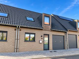 moderne, instapklare, ruime en lichtrijke woning midden het dorp<br /><br />omvattende een inkomhal met apart toilet, grote en klare living, ingerichte moderne open keuken, nachthal, ingerichte badkamer, 3 ruime slaapkamers, grote garage en tuin met mooi terras<br /><br /> 