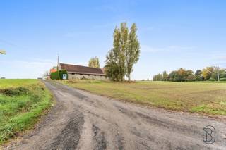 <p>Te renoveren of af te breken hoeve op een uitzonderlijk rustige en landelijke ligging, midden in uitgestrekte akkers en met een prachtig open zicht.</p>
<p>Deze eigendom biedt een zeldzame opportuniteit voor wie droomt van landelijk wonen met maximale vrijheid. Het perceel van 2.755 m² vormt een mooie basis voor een renovatieproject of een volledige heropbouw, waarbij de aanwezige bijgebouwen extra mogelijkheden bieden naar indeling, opslag of bijgebouwen op maat van uw project.</p>
<p>De open omgeving zorgt voor een gevoel van ruimte, rust en privacy, terwijl de woning toch vlot bereikbaar blijft.</p>
<p>Een bijkomende troef is de mogelijkheid om extra grond van ca. 500 m² aan te kopen. Bovendien is er reeds een goedgekeurde functiewijziging van landbouw naar woning met woningbijgebouwen, wat dit pand bijzonder interessant maakt voor wie toekomstgericht wil bouwen of investeren.</p>
<p>Een unieke kans voor liefhebbers van het buitenleven die op zoek zijn naar een project met karakter en potentieel.<br /><br />Te koop via Immo Beguin, jouw vastgoedexpert sinds 2009, met kantoren in Ronse, Waregem, Kortrijk, Deinze, Doornik en Lessines.<br />Meer info of plan je bezoek: wim@immobeguin.be</p>