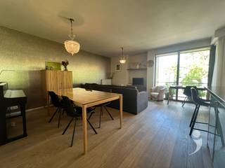 <p><span>Bent u op zoek naar een ruim, stijlvol en volledig gemeubeld appartement in een uitstekende ligging? Dan is dit prachtige appartement in Heverlee precies wat u zoekt.</span></p><p><span>Dit verzorgde appartement beschikt over twee ruime slaapkamers. Eén van de slaapkamers geeft rechtstreeks toegang tot een gezellig terras waar u in alle rust kan genieten.</span></p><p><span>De moderne badkamer is uitgerust met alle comfort: een dubbele lavabo, een ligbad met douche en een toilet. Daarnaast is er een praktische berging voorzien voor een wasmachine en extra opslagruimte.</span></p><p><span>De lichtrijke leefruimte biedt voldoende plaats voor zowel een comfortabele zithoek als een ruime eetplaats. Dankzij de grote ramen geniet u van veel natuurlijk licht en een aangename sfeer doorheen het hele appartement.</span></p><p><span>De moderne keuken is volledig uitgerust en voorzien van alle nodige toestellen en comfort.</span></p><p><span>Als extra troef beschikt het appartement over een mooi overdekt terras aan de straatkant.</span></p><p><span>De ligging is absoluut ideaal:</span></p><ul><li><span>Op wandelafstand van het centrum van Leuven </span></li><li><span>Supermarkt en winkels vlakbij </span></li><li><span>Centrale en vlotte verbindingen </span></li></ul><p><span> </span></p>