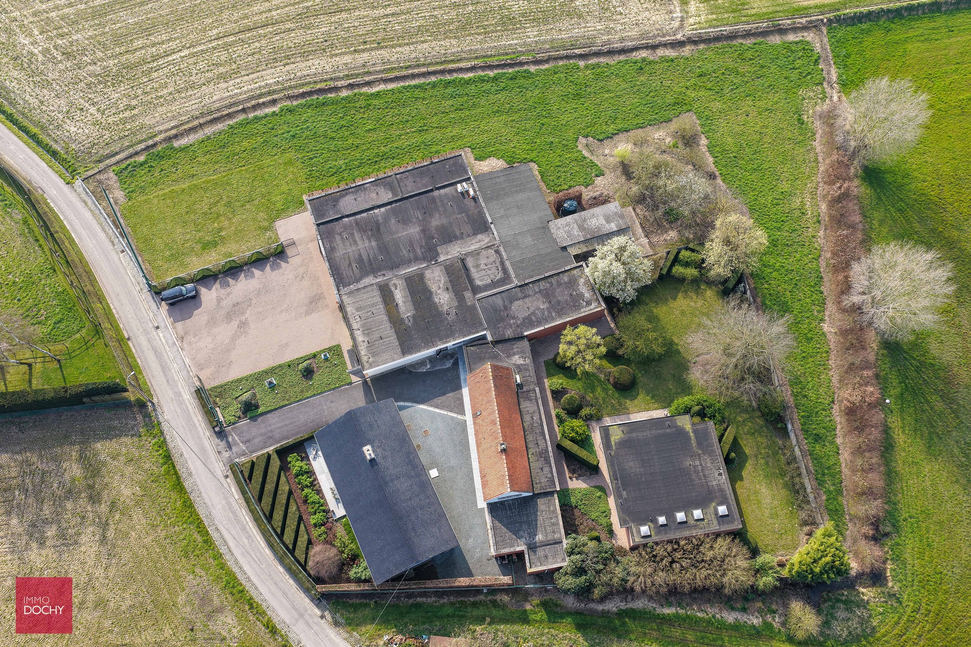 Landelijk en rustig gelegen villa met verschillende gebouwen dienstig voor bedrijvigheid - foto 4