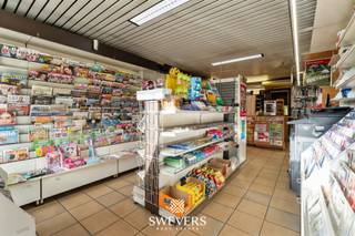 Voor meer info en foto’s, surf naar www.swevers.be – Op de centrale Grote Baan in Houthalen-Helchteren ontdek je deze verrassend ruime woning...