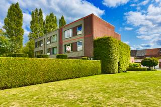 Welkom in dit volledig voor verkoop gerenoveerde, instapklare appartement, een parel van betaalbaar wonen in een rustige, groene buurt in het hart...