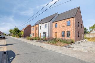 <span><span><strong>MONO</strong><br />Residentieel wonen in het rustige Bovekerke (op de kruising van Kortemark, Diksmuide en Koekelare) op een groot perceel met west-oriëntatie.<br /><br /><strong>MONO is een kleinschalig en uiterst energiezuinig nieuwbouwproject</strong> bestaande uit 3 gekoppelde woningen in landelijke stijl gelegen langs de Noordstraat en één moderne villa gelegen langs Moscou. Alle woningen worden opgeleverd met 3 ruime slaapkamers (mogelijkheid tot het inrichten van een vierder slaapkamer bij de gekoppelde woningen), parkeergelegenheid en mogelijkheid tot het plaatsen van een carport. <br /><br /><strong>Comfort, energiezuinigheid, kwaliteit en een unieke ligging </strong>zijn de eigenschappen van deze kleinschalige realisatie.<br /><br />Tijdens de ontwerpfase werd veel aandacht geschonken aan enerzijds de energiezuinigheid en anderzijds het wooncomfort van de bewoners:</span></span>
<ul>
	<li><strong><span><span>Praktische indeling;</span></span></strong></li>
	<li><strong><span><span>veel lichtinval;</span></span></strong></li>
	<li><strong><span><span>smart air systeem, zowel verwarming als koeling (airco);</span></span></strong></li>
	<li><strong><span><span>warmtepomp met zonnepanelen; </span></span></strong></li>
	<li><strong><span><span>…</span></span></strong></li>
</ul>
<span><span>Op deze manier is het zowel binnen als buiten aangenaam vertoeven.<br /><br /><u><strong>Indeling:</strong></u> Op het gelijkvloers bevinden zich de mooie inkomhal met gastentoilet en de grote leefruimte met open keuken gekoppeld aan een erg ruime keukenberging. Op de eerste verdieping beschikt de woning over 3 zeer ruime slaapkamers, een badkamer (inloopdouche, dubbele lavabo en mogelijkheid tot het plaatsen van een ligbad) en afzonderlijk toilet op de gang. De woning biedt de mogelijkheid om een vaste trap te plaatsen naar de tweede verdieping, waar u tevens een extra slaapkamer of hobbykamer kan inrichten.<br /><br />Een carport zal vergund worden en kan op vraag gerealiseerd worden bij de halfopen bebouwingen, de gesloten woning beschikt over een parkeerplaats voor de woning.<br /><br /><strong>Woning: </strong>Gerealiseerd op een ruim perceel van <strong> 898,85 m²</strong> en maar liefst ca. 160 m<sup>2</sup> aan bewoonbare oppervlakte (excl. zolder).<br /><br /><strong>Wat maakt MONO uniek:</strong></span></span>

<ul>
	<li><span><span>Energiezuinig project (smart air systeem met warmtepomp (l/l), zonnepanelen per woning,…);</span></span></li>
	<li><span><span>kleinschalig project;</span></span></li>
	<li><span><span>rustige ligging;</span></span></li>
	<li><span><span>kwalitatieve architectuur en materiaalkeuze;</span></span></li>
	<li><span><span>...</span></span></li>
</ul>
<span><span><strong>Bent u op zoek naar een unieke nieuwbouwwoning in landelijke stijl of een moderne alleenstaande villa? Plan dan snel uw afspraak! Contacteer ons op het nummer 051 50 11 51 of via diksmuide@diksimmo.be.</strong></span></span>