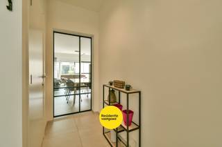 Welkom in Noordhof 22, een recente woning afgewerkt met hoogwaardige materialen en uitgerust met hedendaags comfort.(EPC A) Dankzij de centrale ligging bevindt u zich op wandelafstand van winkels, supermarkten, scholen, openbaar vervoer en tal van andere voorzieningen.<br /><br />Via de inkomhal met gastentoilet betreedt u de ruime en lichtrijke leefruimte, die naadloos aansluit op de eetplaats. De kwalitatief afgewerkte keuken vormt het hart van de woning en biedt alle nodige comfort. Daarnaast beschikt het gelijkvloers over een praktische berging.<br /><br />Op de eerste verdieping bevinden zich twee ruime slaapkamers met ingemaakte kasten, een aparte wasplaats en een stijlvolle badkamer uitgerust met ligbad, inloopdouche, dubbele lavabo en toilet.<br /><br />De tweede verdieping is bereikbaar via een vaste trap en omvat een derde slaapkamer met maatkasten, een tweede badkamer met inloopdouche, dubbele lavabo en toilet, evenals een aparte technische ruimte. Als extra troef geniet u hier van een prachtig dakterras.<br /><br />De aangelegde tuin sluit perfect aan op de leefruimte en vormt een harmonieus geheel met de woning. Verder beschikt het perceel over een tuinberging, een afgesloten fietsenstalling en een privatieve autostaanplaats die rechtstreeks aansluit op de tuin.<br /><br />De vermelde prijs is een richtprijs; elk bod wordt voorgelegd aan de eigenaar, die het recht heeft dit te aanvaarden of te weigeren.<br /><br />Neem voorsprong met een vrijblijvende schatting via:<br />www.residentievastgoed.be/gratisonlineschatten