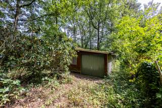 Wenst u in een groene en rustige omgeving een woning te bouwen? Dan stellen wij u deze bouwgrond voor, gelegen in het Kotsbos is Schilde!<br /><br />Deze grond geniet van een zuidoostoriëntatie, waar u een woning met een bebouwbaar oppervlakte van 80m² kan bouwen. U heeft het recht een bovenverdieping in het dakvolume te voorzien, alsook een terras, al dan niet overdekt, van maximaal 20m².<br />De perceelbreedte van deze grond telt ca. 13m en diepte ca. 68m.<br /><br />Wie droomt van rustig wonen in het groen, maar tegelijk waarde hecht aan comfort en bereikbaarheid, voelt zich ongetwijfeld thuis in het Kotsbos. De groene omgeving nodigt uit tot wandelen en fietsen, terwijl de voorzieningen van het centrum van Schilde en Malle binnen handbereik liggen.<br /><br />Momenteel is de bestaande constructie gekend als vakantieverblijf, echter is voor dit perceel domicilie mogelijk.<br /><br />Kort samengevat:<br />- Zuidoostgerichte bouwgrond<br />- Bebouwbare oppervlakte van 80m²<br />- Bovenverdieping mogelijk in het dakvolume<br />- Terras tot 20m² toegestaan<br />- Ca. 13m perceelbreedte<br />- Ca. 68m perceeldiepte<br /><br />Klinkt dit als een ideale opportuniteit voor u? Meer info over de mogelijkheden en nodige vergunningen zijn beschikbaar bij ons op kantoor. Aarzel zeker niet om One vastgoed een seintje te geven!