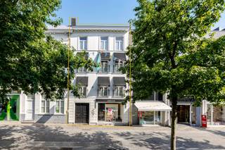 <p><span>Bent u op zoek naar een commerciële toplocatie in het hart van Aalst? Dan is dit uitzonderlijke handelspand in de Nieuwstraat beslist een unieke opportuniteit. Gelegen in één van de drukst bezochte winkelstraten van de stad geniet het pand van een uitstekende visibiliteit en een constante stroom aan voorbijgangers, waardoor het uitermate geschikt is voor diverse commerciële activiteiten.</span></p><p><span>Dankzij de centrale ligging bevinden het Keizersplein, de Hopmarkt en het Vredeplein zich op wandelafstand. In de onmiddellijke omgeving vindt u tal van winkels, horecazaken en ruime parkeervoorzieningen, wat de bereikbaarheid en aantrekkingskracht van deze locatie nog versterkt.</span></p><p><span>De stijlvolle en karaktervolle voorgevel geeft het gebouw een representatieve uitstraling en zorgt meteen voor een sterke eerste indruk. Binnen beschikt het pand over drie volwaardige verdiepingen, waardoor het flexibel kan worden ingericht als winkel, kantoor, showroom of een combinatie van verschillende functies.</span></p><p><span>Met een totale bruikbare oppervlakte van ongeveer 227 m² is de indeling als volgt: een kelder van ca. 10 m², een ruime handelsruimte op het gelijkvloers met vide van ca. 97 m², een eerste verdieping van ca. 52 m², een tweede en derde verdieping van telkens ca. 97 m² en een zolderruimte van ca. 48 m².</span></p><p><span>Het gebouw werd opgericht in 1987 en is uitgerust met een alarmsysteem en camerabewaking. Voor de verwarming is er een energiezuinige combinatie van een condenserende gasketel en een lucht-luchtwarmtepomp, wat bijdraagt aan een comfortabel en efficiënt gebruik van het pand.</span></p><p><span>Dit veelzijdige handelspand combineert een uitstekende commerciële ligging met een ruime oppervlakte en tal van gebruiksmogelijkheden, waardoor het een ideale investering vormt voor ondernemers die op zoek zijn naar een zichtbare en prestigieuze vestigingsplaats in het centrum van Aalst.</span></p><p><span> </span></p><p><span> </span></p>