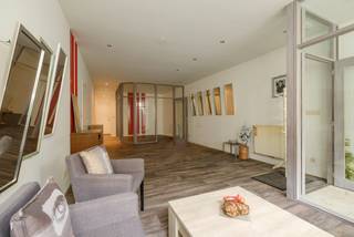 Deze unieke eigendom in het hart van Mechelen biedt zowel commerciële als residentiële mogelijkheden. Gelegen aan de veemarkt, op een steenworp afstand van het historische centrum, combineert deze woning werken en wonen op een ideale locatie.<br /><br />Commerciële ruimte:<br />Bij het binnenkomen betreedt u de ruime commerciële ruimte, met tal van mogelijkheden. Deze ruimte is voorzien van een functionele keuken, 3 kantoren, een handige bergruimte en een apart toilet. <br /><br />Duplex appartement
:<br />Het bovenliggende appartement is bereikbaar via de commerciële ruimte of via een aparte ingang, wat optimale privacy garandeert. Het appartement beschikt over een lichte veranda, een lichtrijke keuken, een gezellige leefruimte met een bar en een ruime slaapkamer.<br />Het duplex gedeelte van het appartement biedt extra woonruimte met drie extra slaapkamers en een badkamer. Deze verdeling maakt het appartement ideaal voor gezinnen of voor wie extra ruimte nodig heeft.<br /><br />
De ligging is een van de grote troeven van deze woning. In de directe omgeving vindt u tal van winkels, restaurants, en culturele voorzieningen. De verbinding met het openbaar vervoer is uitstekend en de belangrijkste invalswegen zijn vlot bereikbaar, wat zorgt voor een vlotte verbinding naar omliggende steden.