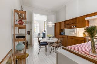 <p>Te koop: karaktervol appartement in de Belle Epoquewijk van Oostende, op wandelafstand van de Zeedijk en het strand.</p>

<p> </p>

<p>Dit appartement, verdeeld over 2 units, bevindt zich in een charmant gebouw. De ligging is ideaal: in een residentiële buurt, vlakbij openbaar vervoer, park en ziekenhuis. De Belle Epoquewijk staat bekend om haar unieke architectuur en gezellige sfeer, waardoor dit pand een bijzondere woonervaring biedt.</p>

<p> </p>

<p>Belangrijkste ruimtes:<br />• Living met aangename lichtinval en ruimte voor een comfortabele zithoek.<br />• Volledig uitgeruste keuken.<br />• Twee slaapkamers, beide geschikt voor dubbel bed.<br />• Badkamer met douche, toilet en wastafel.<br />• Apart toilet.<br />• Inkomhal met parlofoon.<br />• Terras (11 m²) waar u rustig kunt genieten.</p>

<p> </p>

<p>Troeven:<br />• Op wandelafstand van de Zeedijk en het strand.<br />• 2 units, ideaal voor dubbele bewoning of verhuur.<br />• Gelegen in de sfeervolle Belle Epoquewijk.</p>

<p> </p>

<p>Neem vandaag nog contact op met uw ERA-makelaar voor een bezoek.</p>

<p> </p>

<p>JOUW DROOMAPPARTEMENT. ZO GEVONDEN!</p>