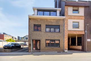 OPENKIJKMOMENT ZATERDAG 26/09 VAN 12:00 TOT 13:00 <br /><br />immo DAVID stelt voor: charmante 3-gevelwoning op een topligging nabij het OLV-ziekenhuis in Asse.<br />Deze woning, gelegen op een perceel van 2a04ca, werd in 2021 smaakvol gerenoveerd. Op het gelijkvloers vindt u een lichtrijke woon- en eetkamer van 32 m². De stijlvolle, volledig uitgeruste keuken van 18 m² vormt het hart van de woning en wordt extra in de verf gezet met een lichtkoepel en ingebouwde spots. Aansluitend bevindt zich een ruime veranda van 28 m² met zicht op het gezellige stadstuintje.<br /><br />Op de eerste verdieping vindt u drie slaapkamers van respectievelijk 14 m², 13 m² en 6 m², evenals een comfortabele badkamer die voorzien is van alle hedendaags gemak.<br /><br />Tevens is er een vaste trap naar de zolderverdieping met een betonnen vloerplaat van 47 m². Deze ruimte biedt tal van mogelijkheden en kan omgevormd worden tot een master bedroom met extra badkamer — ideaal voor wie op zoek is naar extra ruimte en meerwaarde.<br /><br />De grote troef is de uitstekende bereikbaarheid en de centrale ligging, met alles op wandel- en fietsafstand: openbaar vervoer (buslijnen R10, R14 en 213), het station van Asse, het OLV-ziekenhuis, scholen, de fietsostrade en diverse sport- en ontspanningsfaciliteiten. Daarnaast bevinden belangrijke invalswegen richting Brussel, Aalst en Dendermonde zich vlakbij. De woning biedt bovendien de mogelijkheid om verder naar eigen smaak in te richten en te optimaliseren.<br /><br />Unieke kans op topligging — plan uw bezoek!