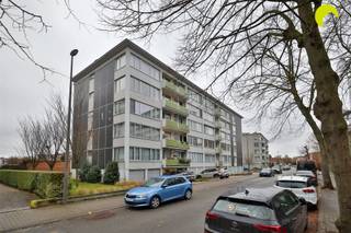 Op de grens Berchem / Borgerhout  in de wijk Groenenhoek, vinden we dit lichtrijk en volledig vernieuwd hoekappartement met 3-slpk.Restaurants,...