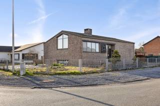 <p>Deze charmante hoekwoning in het rustige en gewilde Houthalen-Oost biedt talloze mogelijkheden voor wie op zoek is naar een woning met ruimte, karakter en potentieel om naar eigen wens te verbouwen. Gelegen in een kindvriendelijke buurt, vlakbij scholen, winkels en het openbaar vervoer, is deze woning de ideale basis om jouw droomhuis te realiseren.</p>
<p>Met een ruime tuin aan de zijkant, biedt deze hoekwoning niet alleen veel privacy, maar ook een fantastisch uitzicht op het omliggende groen. Het is de perfecte plek om te genieten van de rust, terwijl je tegelijkertijd het bruisende centrum van Houthalen binnen handbereik hebt.</p>
<p>De woning bestaat uit meerdere ruime kamers die momenteel een klassieke indeling hebben, maar waar je met wat verfrissende ideeën en renovaties een moderne en comfortabele woning kunt creëren. De zolder biedt extra ruimte voor bijvoorbeeld een extra slaapkamer, kantoor of hobbyruimte.</p>
<p>Of je nu een gezin hebt, of juist zoekt naar een woning met ruimte voor werk en ontspanning, deze hoekwoning biedt alle mogelijkheden om jouw ideale leefomgeving te creëren.</p>
<p>Samenvattend:</p>
<p>Ruime hoekwoning met veel potentieel</p>
<p>Grote tuin voor extra privacy</p>
<p>Ideale locatie in een rustige en kindvriendelijke buurt</p>
<p>Vlakbij scholen, winkels en openbaar vervoer</p>
<p>Perfect voor renovatie en verbouwing naar eigen wens</p>
<p>Mis deze kans niet om een woning te kopen die je helemaal kunt laten bloeien! Plan snel een bezichtiging en ontdek het potentieel van deze woning.</p>