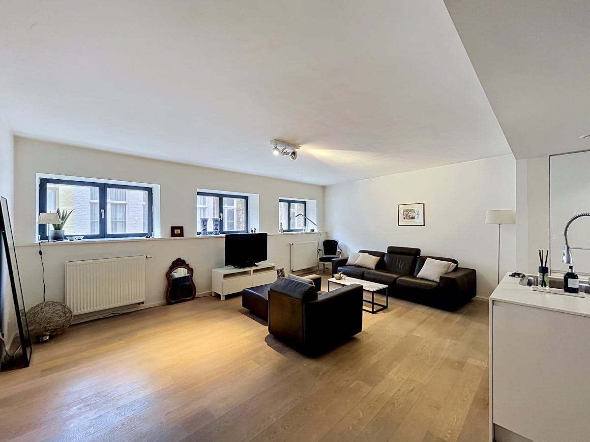 Lichtrijk en instapklaar appartement (107 m²) met terras en parking in hartje Brugge. - foto 4