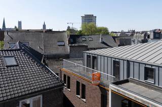 <strong>Voor meer info of een bezoek bel 0475757251 of philip@ocvastgoed.be</strong><br /><br />Recent (2016) instapklaar dakappartement met een bruto bewoonbare oppervlakte van 91,62 m², gelegen op de derde verdieping van de kleinschalige residentie Godshuishammeke.<br />Zeer goede locatie centrum gent, speelplein voor de deur, op wandelafstand naar vrijdagmarkt, wandelen langs de Leie, Baudelopark, Patershol met alle gezellige eethuizen en cafeetjes,...<br /><br />Hoewel de afwerkende verflaag nog ontbreekt, is het appartement verder volledig instapklaar.<br /><br />Dankzij de grote raampartijen en de zuidwest oriëntatie geniet het appartement de hele dag van natuurlijk licht. De keuken en leefruimte lopen naadloos over in het terras dat rondom het appartement loopt – een zeldzame en gezellige buitenplek midden in Gent.<br /><br />Het appartement beschikt over 3 slaapkamers, een badkamer en een apart toilet.<br />Daarnaast zijn er twee bergingen: één in het appartement zelf en één in de kelder.<br /><br />Bij het appartement hoort een ondergrondse staanplaats, in optie aan te kopen €30.000 (geen aankoopverplichting).<br /><br />Elektriciteit conform algemeen reglement elektrische installaties<br />EPB:  E62,  energiescore 122,61 kWh/m<sup>2</sup>jaar<br />Terras 40m<sup>2</sup><br />Het perceel te Gent, afdeling 1, sectie A met perceelnummer 2161/02R003 bevindt zich niet in een risicozone voor overstromingen. P-score D, G-score onbekend. <br />Stedenbouwkundige inlichtingen: woongebieden met cultureel, historische en/of esthetische waarde, vergunningen, geen verkavelingsvergunning, geen rechterlijke herstelmaatregel of bestuurlijke maatregel opgelegd, voorkooprecht. <br />Geen risicozone voor overstromingen, P-score D, G-score Onbekend<br /><br /><strong>Voor meer info of een bezoek bel 0475757251 of philip@ocvastgoed.be</strong><br /> 