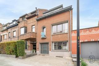 Instapklare gezinswoning met 5 slaapkamers, 2 badkamers en ruime tuin in het centrum van Ronse en op 3 minuten van het station!INDELING: inkomhal,...