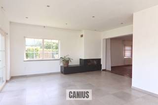 <p><span>LANDELIJKE WONING MET 3 SLKS, DRESSING & TUIN</span></p><p><span> </span></p><p><span>In de Ruisenburgstraat in Sint-Joris te Alken treffen wij deze knappe vrijstaande woning in pastorijstijl aan. De woning is gelegen in een doodlopende straat waardoor deze woning uiterst geschikt is voor bewoners die opzoek zijn naar rust. In de nabije omgeving treffen wij verschillende supermarkten, scholen, het gezellige dorpscentrum van Alken en lokale handelaars aan. Door de nabijheid van diverse verbindingswegen en de autosnelweg verplaatsen wij ons vlot naar omliggende steden en gemeenten. Zo bevinden wij ons op slechts vijftien minuten van het centrum van Hasselt & Sint-Truiden. </span></p><p><span> </span></p><p><span>Toegekomen aan de woning ontdekken wij een charmante open bebouwing met inpandige garage, een oprit en een voortuin. Via de voordeur betreden wij de inkomhal. Deze geeft ons enerzijds toegang tot het gastentoilet op de gelijkvloerse verdieping en anderzijds tot de gezellige leefruimte voorzien van een tijdloze parketvloer. In het verlengde van de woonkamer is er een veranda waar het extra gezellig vertoeven is door de aanwezigheid van de haard en het zicht op de tuin. De veranda zorgt voor een connectie tussen de leefruimte en de keuken voorzien van de nodige toestellen. Grenzend aan de keuken is er een berging/wasplaats met toegang tot de inpandige garage en de tuin. </span></p><p><span> </span></p><p><span>Nadat wij de gelijkvloerse verdieping hebben ontdekt begeven wij ons naar de inkomhal en nemen wij de trap naar de bovenverdieping. De nachthal geeft ons toegang tot drie slaapkamers, een dressing met aanwezigheid van maatkasten en de badkamer. De badkamer is voorzien van een ruime douche, een hoekbak, een lavabomeubel met spoelbak en een tweede toilet. </span></p><p><span> </span></p><p><span>Leuk detail is de aanwezigheid van een airco aanwezig en een waterverzachter. Nieuwsgierig om deze landelijke woning op een goed bereikbare doch rustige locatie te ontdekken? Vraag dan snel een bezoek aan via <span>info@canius.be</span></span><span> of contacteer onze medewerkers op het nummer 011 36 24 24. </span></p><p><span> </span></p><p><span>De vermelde oppervlaktes zijn slechts een indicatie. Canius kan niet verantwoordelijk gesteld worden voor de juistheid van de door zijn verstrekte gegevens. </span></p><p><span> </span></p>