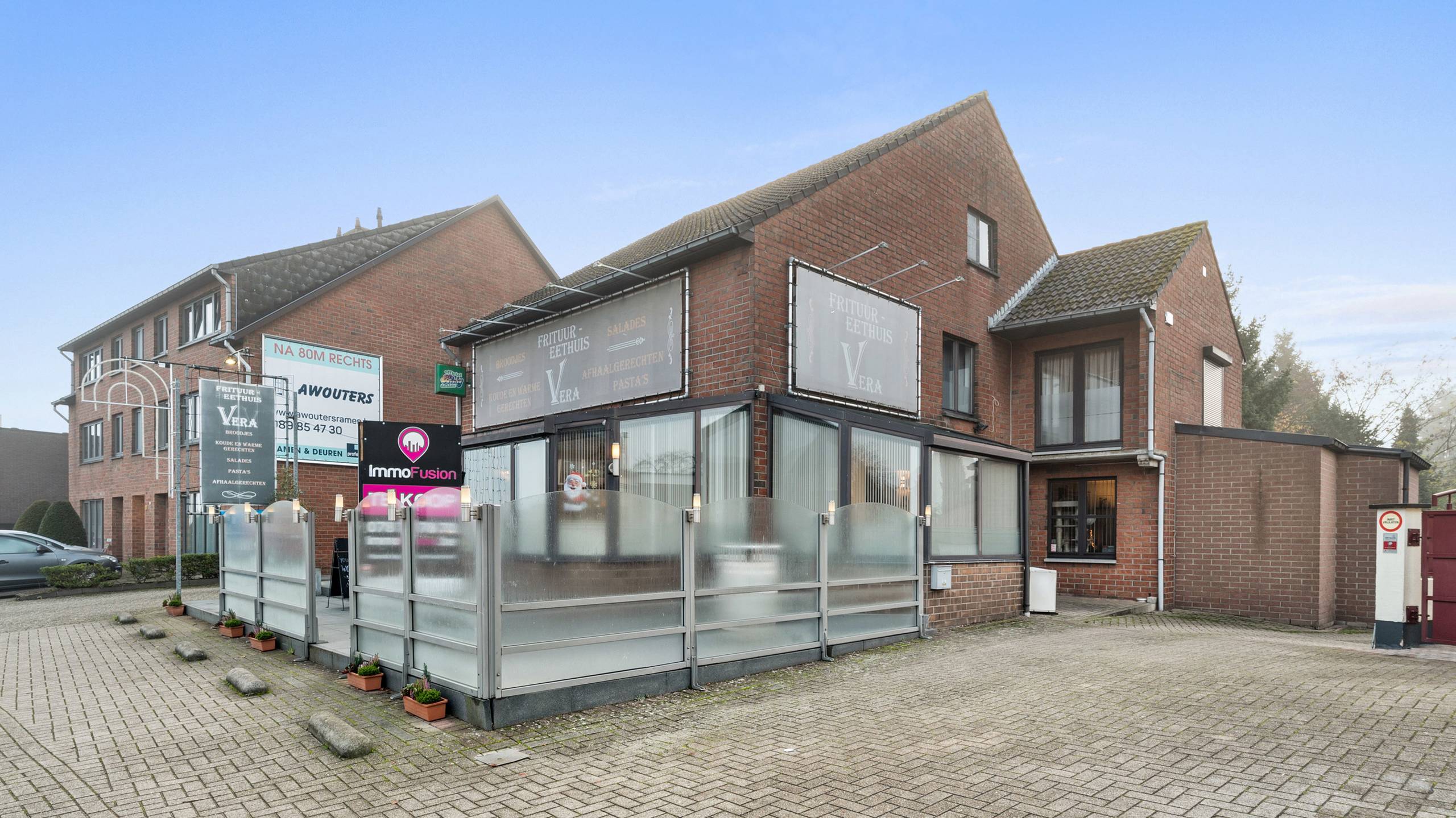 Unieke kans: neem een volledig instapklaar en sinds 40 jaar succesvol frituur eethuis mét ruime woning over! - foto 1