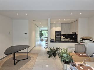 <p><span>SINT-NIKLAAS</span><span> - Langsheen de Parklaan in Sint Niklaas bieden wij u deze kantoor/praktijkruimte aan op het gelijkvloers van deze recente residentie. </span></p><p><span> </span></p><p><span>Enkele troeven zijn alvast:</span></p><ul><li><span>Zéér energiezuinig, verwarming met warmtepomp</span></li><li><span>Volledig afgewerkt met zéér kwalitatieve materialen</span></li><li><span>Toplocatie op de Parklaan</span></li><li><span>Inclusief 2 autostaanplaatsen</span></li></ul><p><span> </span></p><p><span>De ruimte is als volgt ingedeeld:</span></p><p><span>Inkomhal met ingemaakte kastenwand (technieken, opbergruimte), gastentoilet met lavabo, ingerichte badkamer met dubbel lavabomeubel en inloopdouche, ingerichte keuken (inductie kookplaat, dampkap, vaatwasser, koelkast, diepvriezer, oven), </span></p><p><span>kantoor/vergaderzaal vooraan (16.5 m²), achteraan centrale ruimte +- 36m², zuid gericht terras.</span></p><p><span>In de kelder is een ruime privatieve berging. </span></p><p><span> </span></p><p><span>De ruimte is tevens voorzien van zonnepanelen. </span></p><p><span>U kan rekenen op een zeer lage verwarmings -en elektriciteitskost.</span></p><p><span> </span></p><p><span>Overdekte parkeerplaats achteraan het gebouw.</span></p><p><span>Autostaanplaats vooraan het gebouw.</span></p><p><span> </span></p><p><span>Beschikbaar </span><span>vanaf 1/10/2026<br /></span><span>Epeil </span><span>32.</span></p><p><span>Huurprijs: </span><span>1470 Euro per maand + 120 Euro ( gemeensch.kosten)</span></p><p><span> </span></p><p><span> </span></p><p><span>Interesse of wenst u meer informatie? Neem dan snel contact op!</span></p>