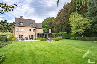 <p><span>Exclusieve villa met loods, prachtige tuin en topafwerking op ruim 7.400 m²</span><span> </span></p><p><span>In een rustige en groene omgeving presenteren wij u deze uitzonderlijke eigendom, gebouwd in 2002, die uitblinkt door haar royale oppervlakte, hoogwaardige afwerking en veelzijdige mogelijkheden. Met een grondoppervlakte van maar liefst 7.414 m² en een combinatie van wooncomfort, werkruimte en ontspanning, biedt dit pand een unieke kans voor wie op zoek is naar een exclusief en veelzijdig geheel.</span></p><p><span>Bij aankomst valt meteen de prachtig onderhouden tuin op, voorzien van een professioneel drainagesysteem en zo ontworpen dat ze de hele dag zonlicht opvangt. Het ruime terras nodigt uit om in alle rust en privacy te genieten van het buitenleven.</span></p><p><span>De woning zelf straalt kwaliteit en ruimte uit. De inkomhal verwelkomt u met een stijlvolle tegelvloer en ingemaakte kasten, en beschikt over een apart gastentoilet met wastafel. De leefruimte is bijzonder royaal en baadt in natuurlijk licht dankzij de vele ramen. Aansluitend vindt u een gezellige tv-kamer die voorzien is van een geïntegreerd muzieksysteem. Vanuit de woonkamer hebt u toegang tot een elegante oranjerie die dienstdoet als veranda, een heerlijke ruimte waar u het hele jaar door kan genieten van het tuinzicht.</span></p><p><span>De volledig uitgeruste keuken vormt een absolute blikvanger voor wie houdt van comfort en functionaliteit. Ze is ingericht met een moderne inductiekookplaat, een vaatwasser, oven en microgolf, een ruime koelkast, dubbele wastafel en een praktische apotheekkast. Alles is tot in de puntjes afgewerkt met oog voor kwaliteit en gebruiksgemak. Aansluitend vindt u een handige berging/wasplaats, die rechtstreeks toegang geeft tot de ruime inpandige garage. Boven de garage bevindt zich een ruime kamer/studio, uitgerust met toilet, wastafel en koelkast, ideaal voor gasten, een nanny of een zelfstandige activiteit.</span></p><p><span>De woning biedt nog meer verrassingen: onder de garage bevindt zich een indrukwekkende mancave, compleet uitgerust met bar, open haard en ruimte voor wijnopslag. Deze plek ademt gezelligheid en is de ultieme ruimte om vrienden en familie te ontvangen.</span></p><p><span>Op de eerste verdieping treft u drie bijzonder ruime slaapkamers. De master-bedroom beschikt over een eigen volledig uitgeruste badkamer en een aparte dressing, terwijl de overige slaapkamers gebruik kunnen maken van een douchekamer en een apart toilet. Op de tweede verdieping bevinden zich nog twee slaapkamers, een aparte badkamer en eveneens een apart toilet. Bovendien is er nog een bergzolder voor extra opslagruimte.</span></p><p><span>Qua comfort is deze woning tot in de puntjes doordacht. De verwarming gebeurt via vloerverwarming op het gelijkvloers, aangevuld met kachels en radiatoren, en bovendien is in de hele woning airconditioning voorzien. Er is een centraal muzieksysteem aanwezig. De spouwmuren zijn volledig geïsoleerd, en de woning beschikt verder over een alarmsysteem met camera's, buitenverlichting en een geïntegreerd waterzuiveringssysteem.</span></p><p><span>Verder bevindt zich naast de woning een grote loods met kantoorruimte van circa 300 m². Deze kan zowel voor professionele doeleinden als voor extra opslag dienen.</span></p><p><span>Deze eigendom combineert luxe, comfort en functionaliteit op een unieke locatie. Een zeldzame kans voor wie wonen en werken wil samenbrengen in een prachtig kader. </span></p><p><span> </span></p><p><span>Plan je graag een bezoek? 0492/39.16.32 (Jelle) |  info@immomk.be - ook voor een correcte waardebepaling kan u bij ons terecht.</span><span> </span></p>