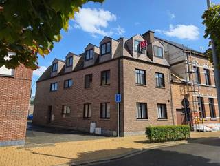 <p><span>RUIM APPARTEMENT 135M² MET 2 SLAAPKAMERS, BUREAU, TERRAS EN GARAGE</span></p><p><span>2de verdieping - ligging nabij centrum en Schelde-dijk met vlotte bereikbaarheid via N17, A12 en N16</span></p><p><span> </span></p><p><span>Inkomhal (10m²) / wc met handwas / ruime living met eetplaats (42m²) / ingerichte keuken (3,7 x 3,7m) / 2 slaapkamers (4,7 x 3,6m; 4,5 x 3,1m) met toegang tot ruim terras (9,5 x 1,1m) / badkamer (3,7 x 2,1m) voorzien van dubbele wastafel, ligbad en wc / bureau (2,8 x 2,4) / berging met wasplaats (4 x 1,5m).</span></p><p><span>Garage (6,1 x 3,7m).</span></p><p><span> </span></p><p><span>Appartement beschikt over 9 zonnepanelen.</span></p><p><span> </span></p><p><span>Lasten: € 25 / maand.</span></p><p><span> </span></p><p><span>Appartement is bewoonbaar door maximaal 3 personen.</span></p><p><span> </span></p>