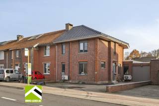 Op wandel- en fietsafstand van het stadscentrum van Tongeren ligt deze ruime gezinswoning met 4 slaapkamers. De woning werd recent grotendeels gerenoveerd.<br /><br />INDELING:<br /> x Inkomhal met ruimte voor vestiaire en gastentoilet;<br /> x Ruime T-vormige woonkamer met eetruimte, een grote salon en open keuken;<br /> x Veranda met groot schuifraam naar de tuin;<br /> x Vooraan is er een grote kamer die kan dienen als primaire slaapkamer, maar ook perfect dienst doet als bureau of hobbyruimte;<br /> x Verder is er een gelijkvloerse badkamer met ligbad en dubbele lavabo;<br /> x Op de verdieping zijn er 3 slaapkamers;<br /> x Via de nachthal is er toegang naar de zolderruimte.<br /><br />TROEVEN<br />In de woning zijn zichtbaar al vele renovatiewerken uitgevoerd. Zo werd het dak, de airco's, de ramen en vele afwerkingen zoals de badkamer recent vernieuwd. <br />Verder ligt de woning kortbij zowel de stad als natuur, en heb je een bushalte voor de deur. <br />Dat maakt van dit huis de perfecte, instapklare gezinswoning! <br /><br />Lijkt dit wel iets voor jou? Plan dan snel een bezoek door te bellen naar 012 23 00 23 of stel je vragen aan roland@immo-leroi.be.