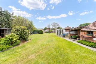 Mooie karakteristieke woning op perceel van 13are81ca (25.7m breedte) te Beringen met vele mogelijkheden. Belangrijkste troeven:- Rustige doch...