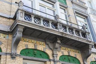 Achter de authentieke gevel van dit herenhuis bevindt zich op de eerste verdieping een stijlvol appartement, gelegen in de Belegstraat, op een gegeerde locatie die het bruisende Zuid en de geliefde Markgravebuurt met elkaar verbindt. Vanuit deze centrale ligging bevinden gezellige koffiebars, restaurants en lokale handelszaken zich op wandelafstand, net als de Troonplaats, de Amerikalei en het KMSKA. Ook het stadscentrum en de belangrijkste invalswegen zijn vlot bereikbaar.<br /><br />Via de inkomhal, voorzien van ingemaakte kasten, betreedt u de royale leefruimte. Dankzij de volledig beglaasde achterzijde geniet deze aangename ruimte van een overvloed aan natuurlijk licht. De parketvloer en moderne gashaard zorgen voor een warme en verfijnde sfeer. De leefruimte sluit naadloos aan op de open keuken met royaal kookeiland, die als centraal element van de woning fungeert. De keuken werd uitgerust met een hoogwaardige selectie Miele-toestellen, waaronder een steamer en wijnkoeler, en wordt vervolledigd door een Quooker. Aansluitend bevindt zich een praktische berging met aansluitingen voor wasmachine en droogkast, ideaal voor extra voorraad en opbergruimte.<br /><br />Vanuit de leefruimte heeft u rechtstreeks toegang tot het aangename, zuidgerichte terras. Het zicht op de Sint-Michielskerk en de omliggende tuinen zorgt bovendien voor een bijzonder groen en rustig kader, midden in de stad.<br /><br />De masterbedroom bevindt zich aan de voorzijde van het appartement en geeft uit op een charmant Frans balkon. De kamer beschikt over een volledige wand aan ingemaakte kasten, goed voor een zee aan opbergruimte. Daarnaast bevindt zich een tweede volwaardige slaapkamer, eveneens voorzien van ingemaakte kasten en flexibel in te richten als kinderkamer of bureau.<br /><br />De smaakvolle badkamer werd afgewerkt met hoogwaardige materialen, waaronder natuursteen en Vola-kranen. Een ruime inloopdouche met infraroodfunctie, dubbele wastafel en vrijstaand ligbad creëren hier een luxueuze en comfortabele ruimte.<br /><br />Tot slot beschikt het appartement over een private kelderberging, inbegrepen in de prijs. Een inpandige autostaanplaats is bij aan te kopen voor € 45.000.<br /><br />Interesse in deze parel?<br />Contacteer LISTED voor een bezoek: +32 3 283 51 51.