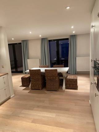 Centraal gelegen appartement met een Zuid-West terras op wandelafstand in hartje Sint-Katelijne-Waver.De recente grondig gerenoveerd appartement met...