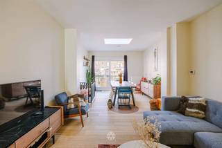 <p><span>GENT - Instapklare woning met drie slaapkamers en gezellig koertje in leuke buurt!</span></p><p><span> </span></p><p><span>Gelegen in de Muilaardstraat vindt u deze instapklare, lichtrijke woning met drie slaapkamers. Nabij invalswegen, openbaar vervoer met vlotte verbindingen richting centrum van Gent</span></p><p><span> </span></p><p><span>Troeven</span></p><ul><li><span>Moderne, gerenoveerde woning met drie slaapkamers</span></li><li><span>Sfeervolle koer</span></li><li><span>Grote droge kelder</span></li><li><span>Gunstig EPC,elektriciteit conform en geen asbest aanwezig</span></li><li><span>Ingemaakte kasten in de kamers</span></li><li><span>Ruime badkamer met ligbad en douche</span></li><li><span>Ideaal zowel als investering als eigen bewoning</span></li></ul><p><span> </span></p><p><span>Indeling:</span></p><p><span>De woning verwelkomt je in een lichtrijke inkomhal, aparte keuken voorzien van alle comfort, open en lichtrijke leefruimte met toegang tot het koertje. </span></p><p><span>Op de eerste verdieping bevindt zich de eerste slaapkamer met ingewerkte kasten en ruime badkamer met douche en bad. Daarnaast is er op het verdiep een apart toilet. </span></p><p><span>Op de tweede verdieping bevinden zich nog twee extra slaapkamers voorzien van airco en ingewerkte kast. </span></p><p><span> </span></p><p><span>Belangrijk: </span></p><p><span>EPC : 186kWh/m2 Jaar</span></p><p><span>Richtprijs: 445.000 euro</span></p><p><span> </span></p><p><span>Neem contact op met Axel Lenaerts Makelaars voor een bezoek: hannelore@axellenaerts.be of 09/245 24 24</span></p><p><span> </span></p>