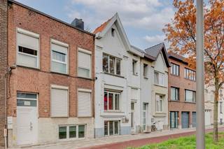 <p><span>In de Lakborslei in Deurne vind je dit volledig te renoveren huis te koop. Ze is rustig gelegen in een aangename residentiële straat, dewelke zonet vernieuwd is en geniet van een uitstekende bereikbaarheid. Dankzij de vlotte verbinding met naar de stad en het openbaar vervoer bereik je omliggende winkels, scholen en andere voorzieningen in een mum van tijd.</span></p><p><span>De woning beschikt over een </span><span>gigantische bruikbare oppervlakte van ca. 210m²</span><span> en biedt erg veel mogelijkheden. Momenteel is het pand opgedeeld als drie appartementen met telkens één slaapkamer, thans niet vergund. Een absolute troef is de </span><span>ruime, westgerichte tuin</span><span>, waar je in alle rust kunt genieten van alle rust. </span></p><p><span>Indeling</span></p><p><span>Gelijkvloerse verdieping/ deels -1 </span></p><ul><li><span>polyvalente ruimte</span></li><li><span>keuken</span></li><li><span>veranda</span></li><li><span>sanitaire voorzieningen</span></li><li><span>tuin</span></li></ul><p><span>Eerste verdieping</span></p><ul><li><span>twee kamers</span></li><li><span>keuken</span></li><li><span>sanitaire voorzieningen</span></li><li><span>terras </span></li></ul><p><span>Tweede verdieping</span></p><ul><li><span>twee kamers</span></li><li><span>keuken</span></li><li><span>sanitaire voorzieningen</span></li></ul><p><span>Troeven</span></p><ul><li><span>Topligging in een residentiële straat in Deurne</span></li><li><span>Grote, westgerichte tuin</span></li><li><span>EPC label D (geen renovatieplicht)</span></li><li><span>gekend als huis / ééngezinswoning</span></li></ul><p><span>Ben jij geïnteresseerd in dit ruim huis te koop op een toplocatie in Deurne, ben je op zoek naar ander vastgoed, een investering of wens je de waarde van jouw eigendom te kennen? Dan ben je bij BOLT immo aan het juiste adres! Wij helpen jou graag verder.</span></p>