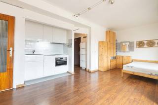 Deze gezellige studio in Sint-Joost-ten-Node, gelegen op de 5e en bovenste verdieping (met lift) van een klein appartementencomplex, zal u meteen bekoren door zijn belangrijkste troef: een groot overdekt terras van ±15 m² met een volledig vrij uitzicht, wat zeldzaam is in het hart van Brussel. Dit terras vormt een echte uitbreiding van de leefruimte en biedt een rustige en ontspannende omgeving, een ware oase van rust op een steenworp afstand van de bruisende stad.<br /><br />De woning is ideaal gelegen halverwege het Madouplein en het Armand Steursplein en is uitstekend bereikbaar dankzij het openbaar vervoer en de nabijheid van de Europese wijk.<br /><br />De studio bestaat uit een inkomhal met apart hangend toilet, een gezellige woon-/slaapruimte met open keukenhoek die rechtstreeks toegang geeft tot het terras, en een aparte doucheruimte met plaats voor een wasmachine.<br /><br />De woning is reeds gerenoveerd (keukenhoek, doucheruimte en toilet) en heeft alleen nog een opfrisbeurt van de afwerking nodig om het enorme potentieel ten volle te benutten.<br /><br />Elektriciteit conform de voorschriften, warmtepomp voor verwarming en airconditioning, gepantserde deur en ramen met dubbele beglazing.<br /><br />Een ideale kans voor een eerste aankoop of een investering met een uitstekend huurrendement.<br />
<p><b><u>Indeling</u>:</b></p>
<ul>
<li>Entree</li>
<li>Aparte hang-wc met wastafel</li>
<li>Lichte woonkamer/slaapkamer</li>
<li>Gerenoveerde open keukenhoek</li>
<li>Directe toegang tot het terras vanuit de woonkamer</li>
<li>Gerenoveerde doucheruimte</li>
<li>Ruimte voor wasmachine</li>
</ul>
<p><b><u>Comfort & ligging</u>:</b></p>
<ul>
<li>Ideale ligging tussen Madou en Square Armand Steurs</li>
<li>Direct in de buurt van het openbaar vervoer</li>
<li>Snelle toegang tot de Europese wijk</li>
<li>Elektriciteit conform</li>
<li>Warmtepomp voor verwarming/airconditioning</li>
<li>Gepantserde deur</li>
<li>Dubbele beglazing</li>
<li>Kosten ±86 €/maand (gemeenschappelijke kosten + koud water)</li>
<li>EPB F</li>
<li>Ideaal als eerste aankoop of als investering voor verhuur</li>
</ul>
<p><b><u>De troeven van het pand</u>:</b></p>
<ul>
<li>5e en bovenste verdieping met lift</li>
<li>Kleine mede-eigendom</li>
<li>Prachtig overdekt terras van ±15 m²</li>
<li>Volledig vrij uitzicht en geen inkijk</li>
<li>Een echte oase van rust midden in het stadscentrum</li>
<li>Zeldzame buitenruimte voor de wijk</li>
<li>Zeer mooi potentieel na opknapbeurt</li>
</ul>