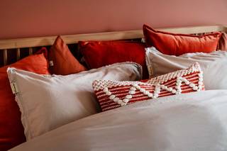 W.E.S.T. BEZOEKEN? ONTDEK ONS KIJKAPPARTEMENT TIJDENS DE KOMENDE OPENDEURDAGEN - Meer informatie via https://www.zabra.be/west.

Woonproject w.e.s.t. heeft opvallend veel troeven. Deze nieuwe woonomgeving ligt aan de rand van het centrum, net binnen de kleine ring van Roeselare. De groene invulling van dit project - met bomen, gras, water en speeltuigen in hout - geeft een gevoel van ruimte.

Dit appartement heeft een totale oppervlakte van 92 m² en is voorzien van een ruim terras (23 m²). Met twee slaapkamers is het perfect voor wie op zoek is naar een comfortabele en zorgeloze woonst. Het is BEN (bijna-energieneutraal) en wordt verwarmd zonder gas, dankzij het Mirom-warmtenet. Een duurzame keuze voor de toekomst! Het binnengebied van de site is autovrij. Er zijn meer dan genoeg parkeerplaatsen, maar de auto blijft aan de rand. Bovendien wordt het gebruik van de auto overbodige luxe dankzij de nabije aanwezigheid van voorzieningen (winkels, restaurants etc.) Ook de fiets nemen wordt een aangename gelegenheid door het aangelegde fietspad dwars door de site.

Contacteer ons voor meer informatie op het nummer 0472 89 60 18. Onze vertegenwoordigers staan je graag te woord.