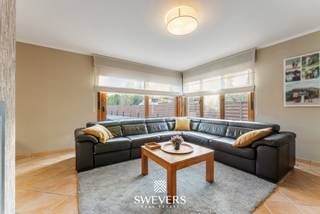 Voor meer info en foto’s, surf naar www.swevers.be – In het rustige Paal wacht deze vrijstaande woning op een zuidgericht perceel van 15a 30ca op haar nieuwe bewoners. Gebouwd in 2001 en voorzien van o.a. zonnepanelen (2011 &amp; 2022), airco en batterijopslag, biedt de woning met haar 215m² bewoonbare oppervlakte veel ruimte en comfort. Het gelijkvloers beschikt over een ruime slaapkamer (20,97m²), een grote badkamer (20,7m²), een open keuken (23m²) met aansluitende leefruimte (23,3m²) én praktische berging. De zolderverdieping werd in 2015 ingericht met twee uitzonderlijk grote slaapkamers (35,5m² en 31,95m²) en extra berging. De volledige kelderverdieping (83,8m² + garage van 34,23m²) biedt talloze mogelijkheden. Buiten geniet je van een zuidgerichte tuin en terras met maximale privacy. Rustige, kindvriendelijke ligging nabij winkels, scholen en E313. Voor meer informatie, bel 011 255 155. Bron bewoonbare oppervlakte: EPC – verslag.