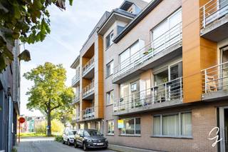 <p>Bent u op zoek naar een instapklare studio op een goede locatie in Gent? Deze mooie studio is gelegen aan de Groendreef, in een recent gebouw, en combineert modern comfort met een praktische indeling.</p>
<p>Het appartement is zeer vlot bereikbaar: belangrijke uitvalswegen liggen vlakbij en het openbaar vervoer ligt voor de deur. Gent-Centrum is makkelijk te bereiken te voet of met de fiets. Alle nodige voorzieningen vindt u in de directe omgeving, zoals winkels, scholen, gezellige restaurants en openbaar vervoer.</p>
<p>Bovendien is de studio gelegen in een aangename woonomgeving, waar u zowel het gemak van de stad als de rust van een prettige buurt kunt combineren.</p>
<p>De studio is praktisch ingedeeld en beschikt over een ingerichte keuken, een leef- en slaapruimte, een aparte douche, een apart toilet en een handige berging. In het gebouw is bovendien een ruime fietsenberging aanwezig.</p>
<p>Deze studio is ideaal voor investeerders, studerende kinderen. Aarzel niet en contacteer Bruno 0495/12.20.64 - bruno@cornelis-partners.be</p>