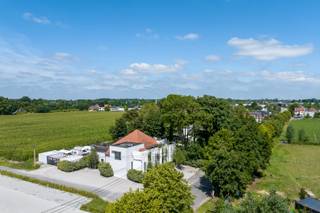 Gelegen in het groen nabij de Damvallei bevindt zich deze instapklare kantoorruimte in een statig, gerenoveerd gebouw (2019). Ze is gelegen in de onmiddellijke nabijheid van belangrijke invalswegen en recreatie. De indeling is als volgt:  op de gelijkvloerse verdieping bevindt zich de inkom en vergaderruimte (opp: 39m2). 1ste verdieping: open kantoorruimte (opp 184m2) die toegang biedt tot het ZW georiënteerd terras (81m2), kitchenette en sanitaire ruimte. Parkeren kan makkelijk op eigen terrein. (Energielabel F)<br /><br />Bezoek mogelijk na afspraak met Serge van Center Office via 0485/61 59 22