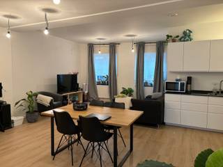 Op een toplocatie in Turnhout, op wandelafstand van het bruisende centrum en toch rustig gelegen, vindt u dit charmante appartement. Dankzij de centrale ligging geniet u van een vlotte bereikbaarheid en bevinden winkels, openbaar vervoer en andere voorzieningen zich vlakbij.<br /><br />Het appartement met een bewoonbare oppervlakte van 93 m² bevindt zich op het gelijkvloers en verwelkomt u via een inkomhal met apart toilet. De lichtrijke woonkamer met open keuken vormt het hart van de woning en biedt een aangename leefruimte waar gezelligheid en comfort centraal staan. De keuken is praktisch ingedeeld en sluit mooi aan op de leefruimte. Verder beschikt het appartement over twee volwaardige slaapkamers, een functionele badkamer met douche en lavabo, en een handige berging voor extra opbergruimte. Via de woonkamer heeft u toegang tot een knus terras waar u in alle rust kan genieten.<br /><br />Voor fietsen is er een aparte fietsenstalling voorzien.<br /><br />Met een B-score op het EPC biedt dit appartement een energiezuinige woonoplossing.<br /><br />Troeven:<br />• Instapklaar appartement<br />• Gezellig terras<br />• Centrale ligging in Turnhout<br />• Aparte fietsenstalling<br />• Aankoop mogelijk onder registratierechten