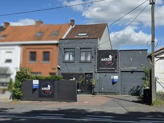 Cette maison avec local commercial bénéficiant d’une visibilité idéale est située le long d’une route d’accès à Courtrai. Il est actuellement exploité comme bar/gentlemen's club, et est loué pour 1 000 euros par mois. Le bâtiment comprend un bar avec jardin, une partie privative ainsi qu’une grande allée d’accès. Il dispose de 5 chambres, d’un grand grenier et d’une cave. Cuisine et sanitaires présents.