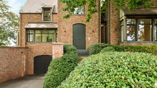 Exclusieve architectenwoning (Luc Toelen) op toplocatie aan de voet van het Kluisbos.
Deze prachtige architectenwoning combineert ruimte, karakter en een uitzonderlijke ligging met een adembenemend uitzicht.
Dankzij de royale volumes biedt dit pand tal van mogelijkheden: exclusieve gezinswoning, kantoor, praktijk, B&B of investeringsproject (plannen aanwezig voor 4 luxe-appartementen).
Indeling: indrukwekkende inkomhal, gezellige leefruimte, ruime keuken met extra leefruimte, tweede keuken, bureauruimte/polyvalente ruimte, berging, sanitaire voorzieningen en een volledig onderkelderde garage met plaats voor 8 wagens.
Op de verdieping bevinden zich 4 ruime slaapkamers met uitbreidingsmogelijkheden voor extra badkamers. De zolderverdieping kan ingericht worden met 2 extra slaapkamers.
Troeven
✔ Architectuur van Luc Toelen
✔ Absolute topligging aan het Kluisbos
✔ Volledig onderkelderd met garage voor 8 wagens
✔ Uitzonderlijk uitzicht en veel privacy
✔ Geschikt als exclusieve woning, kantoor, praktijk, B&B of investeringsproject
✔ Mogelijkheid tot realisatie van 4 luxe-appartementen (plannen aanwezig)
✔ Enorm veel potentieel op een unieke locatie
Een uitzonderlijke eigendom waar wonen, ondernemen en investeren perfect samenkomen, op een absolute toplocatie!
Bezoek na afspraak met IMMO BEGUIN: info@immobeguin.be