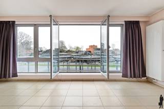 Centraal gelegen appartement met zicht op het Marktplein van MortselDit lichtrijke appartement bevindt zich op een toplocatie, recht tegenover het...