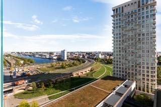 <p>Deze zonovergoten unit maakt deel uit van een indrukwekkend torengebouw genaamd “De Parktoren”, een opvallende baken in het Antwerpse dankzij de schitterend witte gevel én futuristisch ontwerp.</p>
<p>Gelegen op een absolute toplocatie waar groen en stadsdynamiek moeiteloos samenkomen. Met het uitgestrekte Park Spoor Noord pal voor de deur en trendy hotspots, het openbaar vervoer en tal van campussen op slechts een steenworp afstand, genieten studenten hier van het beste van beide werelden!</p>
<p>De praktische indeling van de studio (30 m²), de hoge plafonds én riante raampartijen zorgen voor een heerlijk, ruimtelijk gevoel. De open keuken sluit hier perfect aan en zorgt voor een extra dosis hedendaags wooncomfort. De absolute troef is zonder enige twijfel het aangename terras van maar liefst 18 m², hier komt men volledig tot rust, hoog boven de stad, met een prachtig panoramisch uitzicht over de Antwerpse skyline. De moderne badkamer werd ingericht met een ruime douche, lavabo en toilet. Tot slot is er nog een technische ruimte aanwezig die werd voorzien van aansluitingen voor was-en droogmachine.</p>
<p>Als kers op de taart is er nog een private fietshaak voorzien.</p>
<p>Kortom, een bijzonder adres voor studenten en een interessante opportuniteit voor investeerders! </p>
<p><strong>Pro forma rendement:</strong> € 600,00 huur/maand wat zorgt voor € 7.200,00 op jaarbasis. Dit resulteert in een rendement van 4 %.</p>
<p><strong>Maandelijkse kosten: </strong>provisie van € 98,90 (inclusief verwarming, lift, camerabewaking, onderhoud en schoonmaak, water en elektriciteit gemene delen, syndicus, …). De kosten worden per kwartaal opgevraagd, met vervolgens een jaarlijkse afrekening.</p>
<p><strong>Technische gegevens: Private berging aanwezig! </strong>Geïsoleerd dak, geïsoleerde muren, HR-beglazing in aluminium, centrale verwarming op gas via een condenserende ketel (collectief), ventilatie aanwezig. <strong>Elektriciteit is conform!</strong></p>
<p><strong>Stedenbouwkundige inlichtingen en bodemattest aanwezig. Bevindt zich niet in een risicozone voor overstromingen (P- en G-score C). Renovatieverplichting en asbestattest niet van toepassing gezien het eigendom werd gebouwd in 2014.</strong></p>