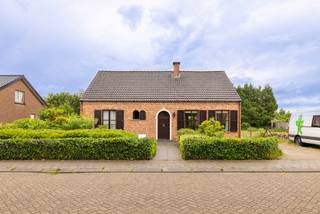 <div>
<section><strong>Ruime gelijkvloerse huurwoning met 3 slaapkamers, garage en mooie tuin!</strong></section>
</div>
<div>
<section>
<div>
<div>
<div>
<div>
<div>
<div>
<p>Deze verzorgde en ruime gelijkvloerse woning biedt een comfortabele woonomgeving met alle voorzieningen op één niveau.</p>
<p>De woning beschikt over een lichtrijke en ruime woonkamer met aansluitend een praktische keuken. Naast de keuken bevindt zich een handige wasplaats met extra bergruimte.</p>
<p>Verder zijn er drie volwaardige slaapkamers en een badkamer, allemaal gelegen op het gelijkvloers, wat zorgt voor optimaal wooncomfort en een vlotte toegankelijkheid.</p>
<p>Een extra troef is de mooie tuin, waar u in alle rust kunt genieten van het buitenleven. Daarnaast beschikt de woning over een garage en voldoende bergruimte.</p>
<p>Via een schuiftrap is de zolderverdieping bereikbaar. Deze ruimte is gedeeltelijk ingericht en kan dienen als extra berging of hobbyruimte.<br /><br />Voor verdere info kan u contact opnemen met Flor Vastgoed via info@flor-vastgoed.be!</p>
</div>
</div>
</div>
</div>
</div>
</div>
</section>
</div>