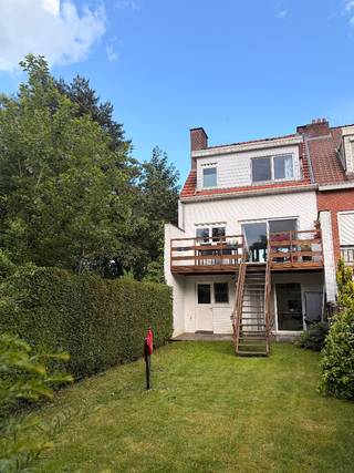 Kijkdagen: vrijdag 26 juni en zaterdag 27. Bezoek inplannen via: https://calendly.com/ganzennest7/20<br />Verdere vragen: ganzennest7@gmail.com<br />Bieden mogelijk tot en met dinsdag 30 juni - 20.00u.<br /><br />--<br /><br />In een doodlopende straat op een boogscheut van landschapspark Frijthout en het Molenveld (beter bekend als de Sfinks festival weide) bevindt zich onze gezellige woning. <br /><br />De woning werd doorheen de jaren grondig gerenoveerd. Zo werd het dak, dakkapellen, zolder en muren in 2021/2022 geïsoleerd. De keuken en badkamer werden vernieuwd in 2023 en er zijn vliegenramen en 11 zonnepanelen geplaatst in 2022. De woning beschikt over een laadpunt voor elektrische wagens op drie fasen voor een wagen op eigen oprit. <br /><br />De woning bestaat op de gelijkvloers uit een hal, wc, garage, twee bergingen en een ruim bureau (kan ingericht worden als slaapkamer). De eerste verdieping geeft toegang tot een lichtrijke open leefruimte met recent ingemaakte kasten van Camber, alsook de aangrenzende half-open maatwerk keuken van Augustijns. Op de tweede verdieping bevinden zich drie slaapkamers en een badkamer met dubbele lavabo, toilet, bad en douche. De hal geeft toegang tot een zolder die veel ruimte geeft om materiaal op te bergen.<br /><br />De tuin heeft op elk moment van de dag wel een zonnig plekje, met in de zomer op het terras zelfs avondzon tot 21u30.<br /><br />Je komt terecht in een rustige buurt met een speeltuin op 250m, landschapspark Frijthout op 400m. Het openbaar vervoer zoals tram 15, station Mortsel-Liersesteenweg zijn op wandelafstand. Ook zijn er verschillende scholen in de buurt en het centrum van Hove, Boechout en Mortsel zijn op minder dan 5 minuten fietsen. <br /><br />Attesten:<br />* EPC B <br />* Elektriciteit - wachtende op vernieuwd attest na installatie nieuwe keuken (voorheen conform)<br />* Asbestveilig