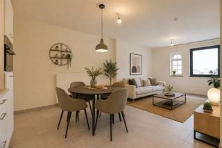 <p><span>Prachtige assistentiewoning gelegen in het hartje van Dendermonde </span></p><p><span> </span></p><p><span>Deze assistentiewoning is gelegen In het centrum van Dendermonde aan de Vlasmarkt, in het </span><span>project 'Prinsenhof'</span><span> </span><span>, beter gekend als het voormalige Zwartezusterklooster. Dit complex dat met respect voor de historische bouwstijl werd uitgewerkt en toch moderne uitstraling heeft, geeft u een echt thuisgevoel. </span><span>Midden in de stad maar tevens toch binnen een oase van rust en stilte</span><span> kan u genieten van een </span><span>actieve en sociale omgeving</span><span> met de nodige ondersteuning indien gewenst.</span></p><p><span> </span></p><p><span>De ruime lichtrijke flat, gelegen op de derde verdieping, is rolstoeltoegankelijk en voorzien van een eigen ingerichte keuken en badkamer met douche. Verder beschikt de flat over 1 ruime slaapkamer. </span><span>De flat is volledig geschilderd.</span></p><p><span> </span></p><p><span>De centrale ontmoetingsruimte, waar zich vroeger de kapel bevond, is een ideale ontmoetingsplek voor de bewoners. Het is een ruimte waar men gezellig kan bijpraten en iets kan drinken, alsook kan U genieten achteraan van de binnentuin, gemeenschappelijke terrassen en bibliotheek. Gemeenschappelijke activiteiten worden regelmatig vrijblijvend georganiseerd. Kan u wat hulp gebruiken of wilt u uw leven zorgelozer maken? Dankzij deze assistentie woning is dit helemaal mogelijk. Dankzij haar centrale ligging, hoeft u maar buiten te stappen en kan u nog steeds genieten van het stadsleven, de wekelijkse markt of een koffiekopje. Daarnaast zal </span><span>vzw Familiehulp</span><span> steeds ter beschikking staan om aan de zorgnoden en het comfort van de bewoner te beantwoorden. </span></p><p><span> </span></p><p><span>Deze woning biedt u een kwaliteitsvol leven en is volledig is aangepast aan uw noden. </span></p><p><span> </span></p><p><span>Kan u wat</span><span> </span><span>hulp gebruiken of wilt u uw leven zorgelozer maken</span><span>? Dankzij deze assistentie woning is dit helemaal mogelijk. Dankzij haar centrale ligging, hoeft u maar buiten te stappen en kan u nog steeds genieten van het stadsleven, de wekelijkse markt of een koffiekopje. Daarnaast zal </span><span>vzw Familiehulp</span><span> steeds ter beschikking staan om aan de zorgnoden en het comfort van de bewoner te beantwoorden.</span></p><h1><span> </span></h1><p><span></span><span>Kom dit fijne project bekijken op afspraak T. 052/55.55.55 | <span>info@immotwins.be</span></span><span> </span></p><p><span> </span></p><p><span> </span></p><p><span> </span></p><p><span> </span></p><p><span> </span></p><p><span> </span></p><p><span> </span></p>