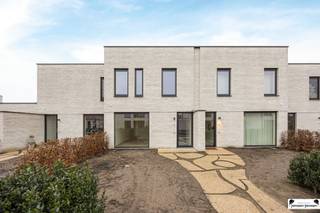  Living in green surroundings in a central location in Gooreind! Layout:Upon entering you enter the bright entrance hall with fitted wardrobe that...