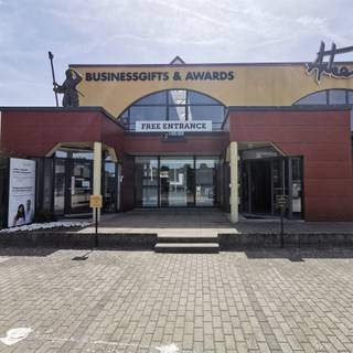 Batiment commercial avec diverses possibilités à un excellent emplacement.Ce bâtiment de 837 m² se compose de :-            Showroom + atelier +...