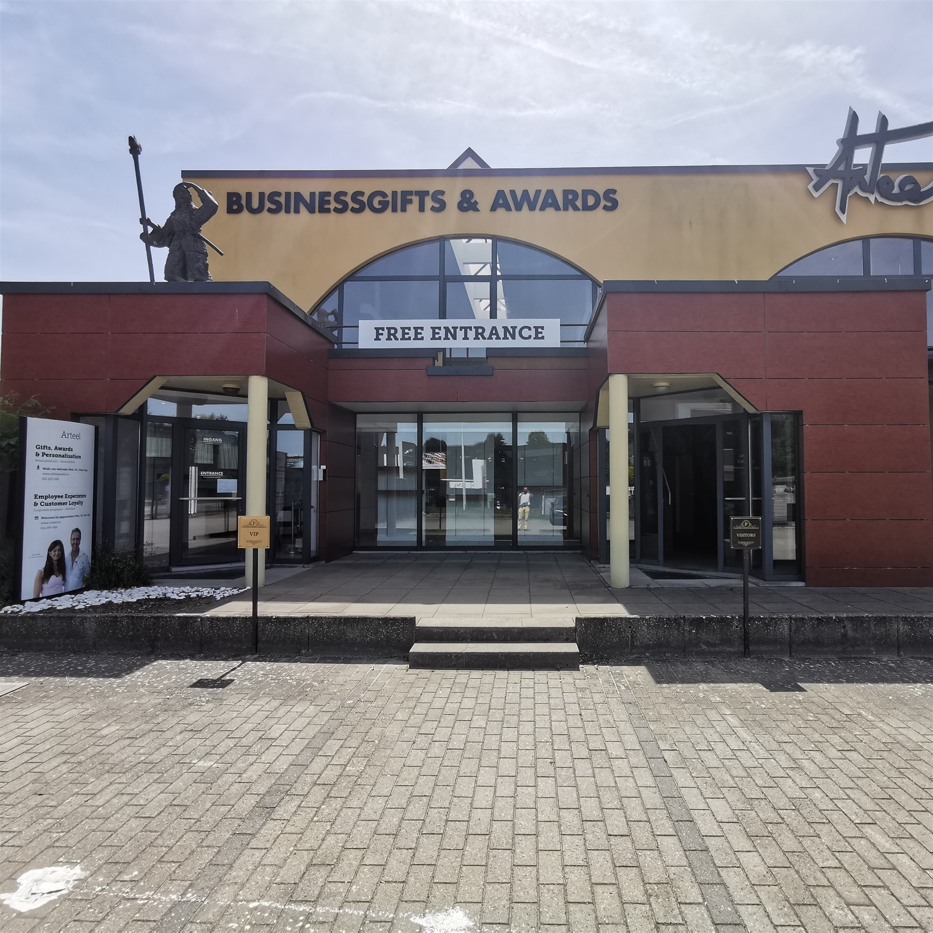 Bedrijfspand met verschillende mogelijkheden op uitstekende locatie - foto 1