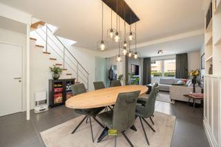 <p><span> </span></p><p><span>Verbazend ruime familiewoning (bewoonbare oppervlakte 135m²) gelegen in één van de meest gegeerde woonwijken van Schoten op korte afstand van het centrum en nabij Schotenhof en Schoten Vaart.</span></p><p><span> </span></p><p><span>De woning met 2 grote slaapkamers is uitstekend ingepland op een perceel van 193m² met oprit voor één wagen en achteraan een zuid georiënteerde tuin.</span></p><p><span> </span></p><p><span>Met haar praktische indeling, met onder meer een zeer ruime woonkamer met aansluitend grote, luxueus ingerichte leefkeuken, beantwoordt dit huis aan alle hedendaags comfort: zo beschikt de woning ook op elke verdieping over een badkamer, zijn beide slaapkamers ruim waarbij ook een inloop dressing is voorzien en heeft de woning voldoende bergruimte zowel binnen als buiten (o.a. kelder en tuinberging) </span></p><p><span> </span></p><p><span>Door de grote raampartijen en de lichtstraat is er ook een prima lichtinval; op het zuidelijk georiënteerd terras kan je dan weer met het gezin tot de late uurtjes genieten van elke zonnig moment.</span></p><p><span> </span></p><p><span>Bovenal is deze woning prima onderhouden, weldoordacht en professioneel gerenoveerd met bijhorende plannen en vergunningen waarbij men ook op energetisch vlak een mooi resultaat werd bekomen.</span></p><p><span> </span></p><p><span>Zou deze woning jouw nieuwe thuis kunnen worden? Boek dan snel een afspraak en kom zeker niet TE LAET!</span></p><p><span> </span></p><p><span> </span></p><p><span> </span></p><p><span> </span></p><p><span> </span></p><p><span> </span></p><p><span> </span></p><p><span> </span></p>