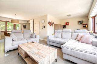 Deze instapklare woning heeft enorm veel troeven waardoor het de ideale gezinswoning is. De indeling van de woning is als volgt: inkomhal met gastentoilet, aparte berging/wasplaats, inpandige garage met deur naar buiten toe. Op de 1e verdieping bevindt zich de aangename leefruimte in L vorm met ingebouwde gashaard, aparte keuken voorzien van toestellen en kastruimte, schuifraam naar het terras toe op de verdieping. Op de 2eV zijn er 2 grote slaapkamers aanwezig en een kinderkamer, badkamer met comb. ligbad/douche, lavabo en toilet. Buiten: overdekt terras, leuke zuid-tuin met voldoende privacy, tuinhuis met extra terras, 2 parkeerplaatsen vooraan.<br />Extra's: zonnepanelen (met certificaten van 450 euro, 2x per jaar nog twee jaar lang), elektriciteit conform, dak vernieuwd, gascondensatieketel met slimme thermostaat volledig vernieuwd in 2021. Zeer rustig gelegen in en uit het centrum!