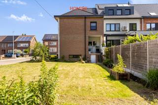 Met plezier stellen wij u deze leuke halfopenbebouwing voor in de Franz Schollaertstraat 1 in Kessel-Lo. Deze woning is gelegen in een rustige...