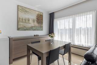 Lichtrijk dakappartement van 78 m² op de derde verdieping in Borgerhout. De leefruimte met open keuken geniet dankzij kamerbrede raampartijen van veel natuurlijke lichtinval. Verder zijn er 2 slaapkamers, waarvan één toegang geeft tot het gezellige terras. EPC B (150 kWh/m²), conforme elektriciteit, asbestveilig en individuele condensatieketel op gas. Maandelijkse lasten: €94 incl. privéwater, blokpolis en reservefonds.
Plan vandaag nog uw bezoek in.
Denkt u zelf aan verkopen? Neem contact met ons op voor een gratis en vrijblijvende waardebepaling via mail info@verbiestvastgoed.be of telefonisch via 0478.38.46.21.